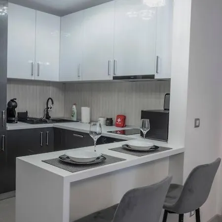 Luxury 2 Bedroom *