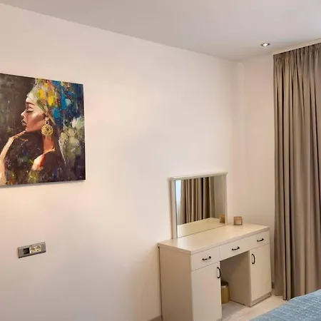 Luxury 2 Bedroom *